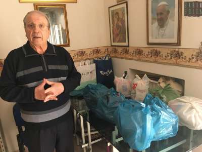 Nel locale sono presenti numerosi quadri raffiguranti immagini religiose, a testimonianza della fede che accompagna Padovano